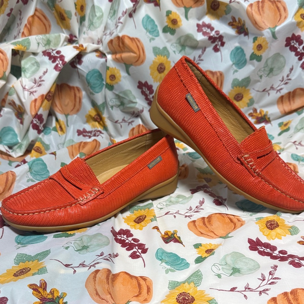 Women’s Mephisto Coral Loafers with Beige Soles